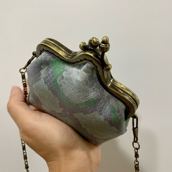Chic Handsewn Embossed Leather Castle Shaped & Kisslock Coin Purse with Chain - Picture 8 of 15